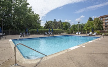 Valley Lo Towers in Glenview, IL - Building Photo - Building Photo