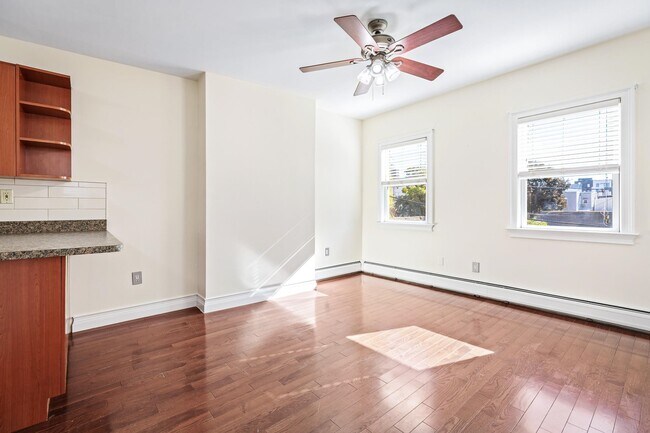 11 Jones Pl in Jersey City, NJ - Building Photo - Building Photo