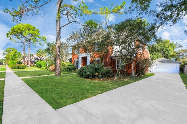 15919 Lake Lodge Dr in Houston, TX - Building Photo - Building Photo