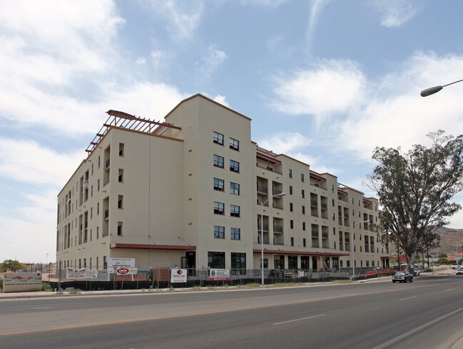 Sentinel Plaza in Tucson, AZ - Foto de edificio - Building Photo