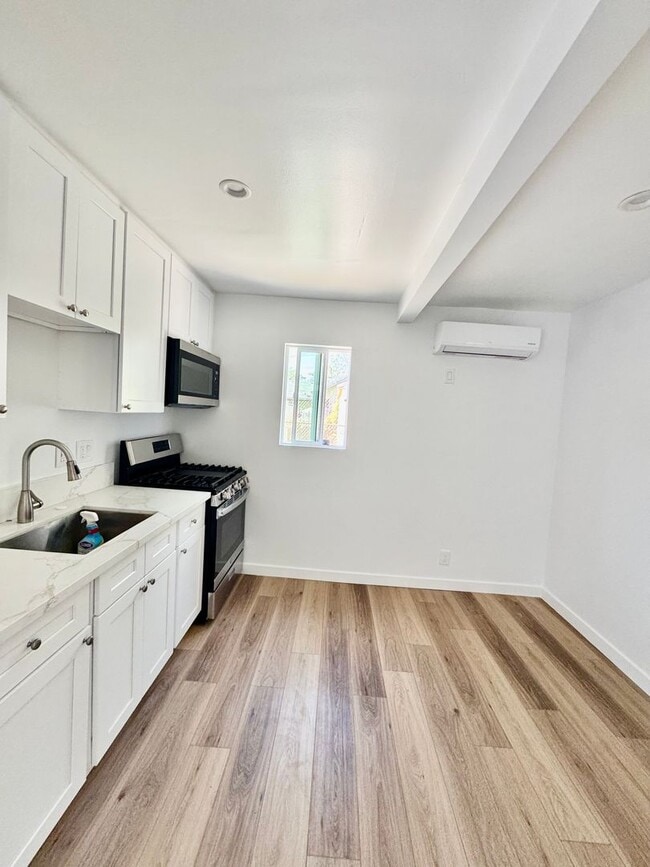 151 W 52nd St in Los Angeles, CA - Building Photo - Building Photo