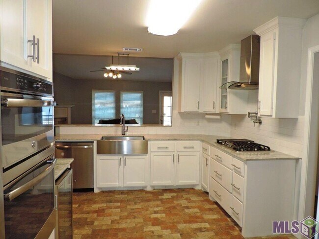 35927 Sarasota Ave in Denham Springs, LA - Foto de edificio - Building Photo