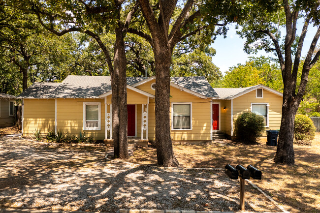 1305 Fannin St in Denton, TX - Building Photo - Building Photo