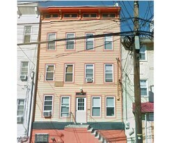 342 4th St in Jersey City, NJ - Building Photo