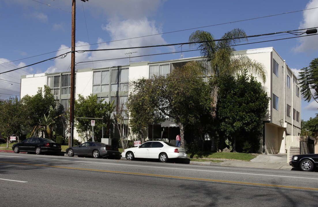 13059 Oxnard St in Van Nuys, CA - Building Photo