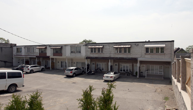 332-346 Silverthorn Ave in Toronto, ON - Building Photo - Primary Photo