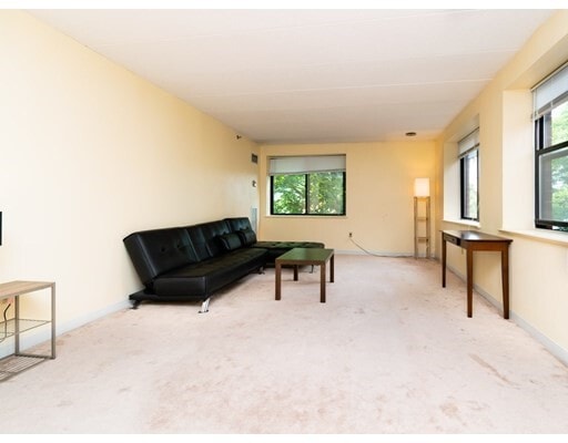 1933 Commonwealth Ave, Unit 409 in Boston, MA - Building Photo - Building Photo