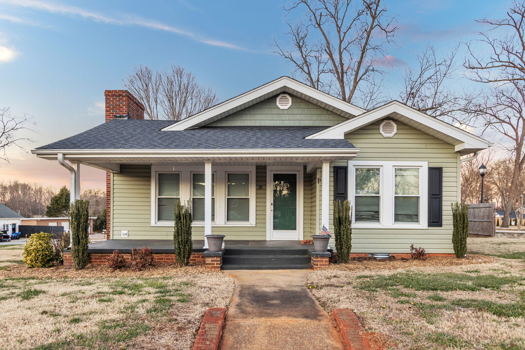 38 Main St in Pelzer, SC - Building Photo