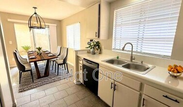 15763 Paine St in Fontana, CA - Foto de edificio - Building Photo
