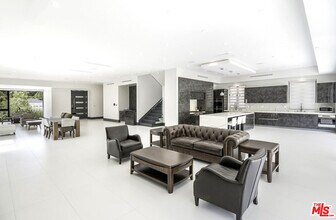 2122 Castle Heights Ave in Los Angeles, CA - Building Photo - Building Photo