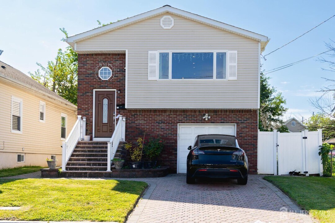 13 Harding Ave in Woodbridge Township, NJ - Building Photo