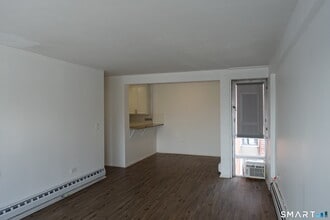 87 Glenbrook Rd in Stamford, CT - Foto de edificio - Building Photo