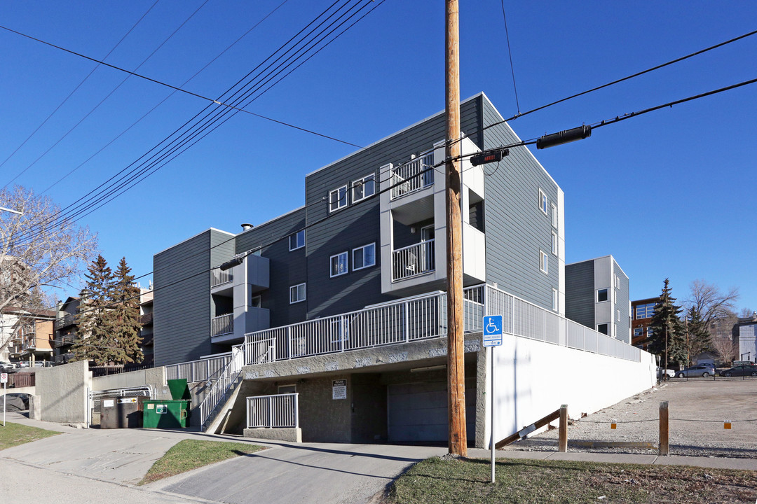 Highland Terrace in Calgary, AB - Building Photo