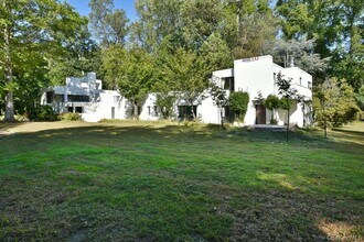 3 Mill Pond Ln in Locust Valley, NY - Building Photo - Building Photo
