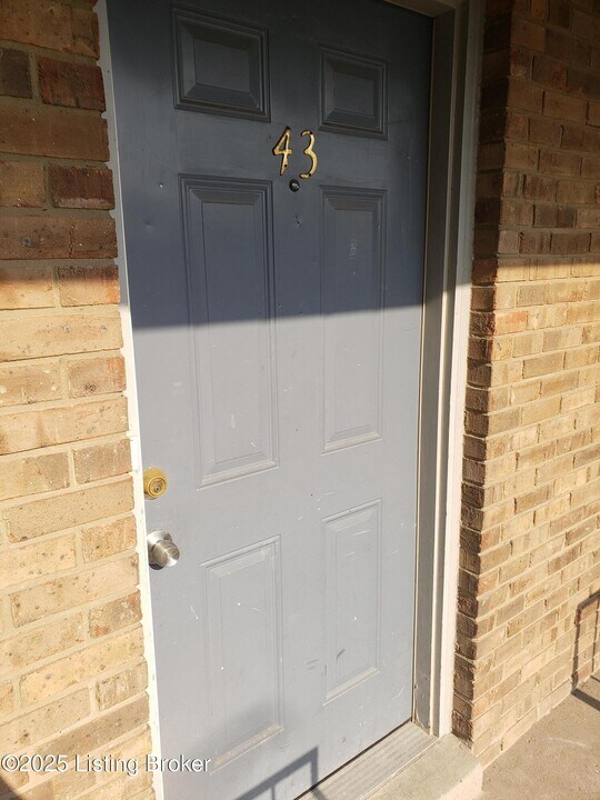 102 E Florence Ave in Louisville, KY - Building Photo