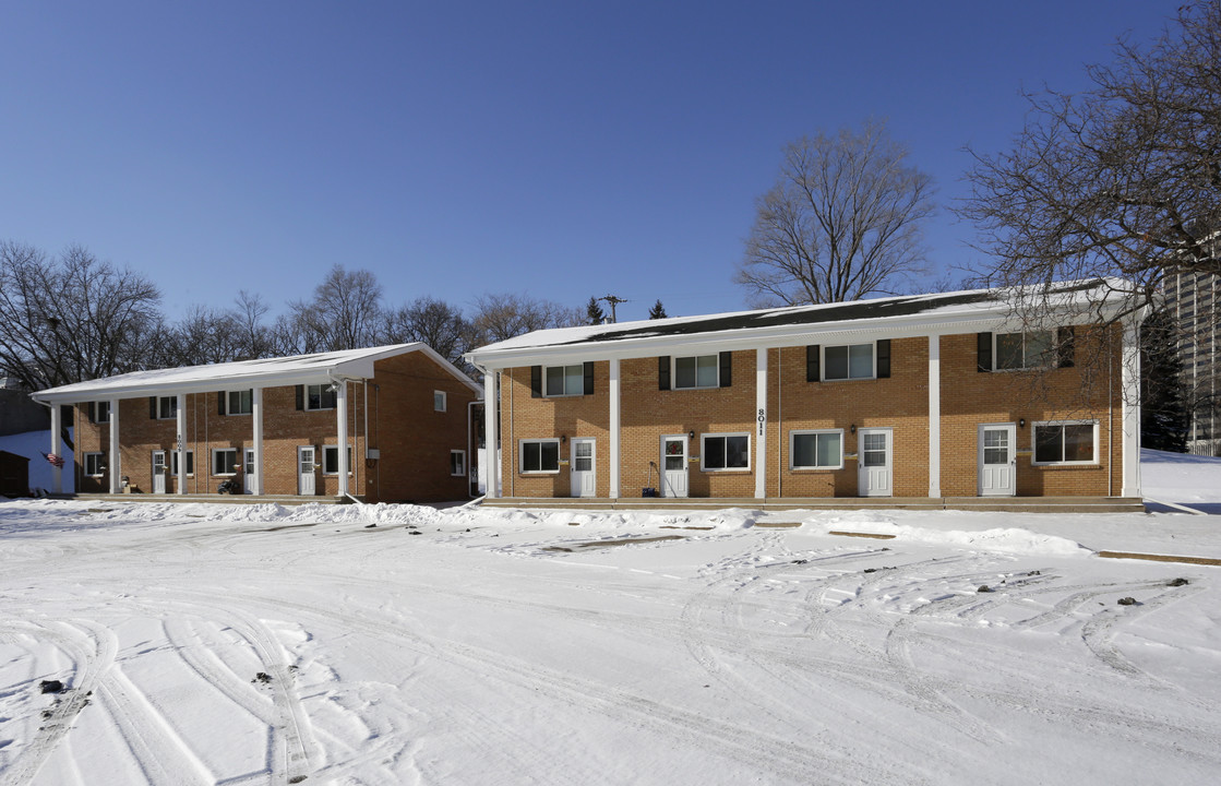 Washburn Circle Townhomes in Bloomington, MN - Building Photo