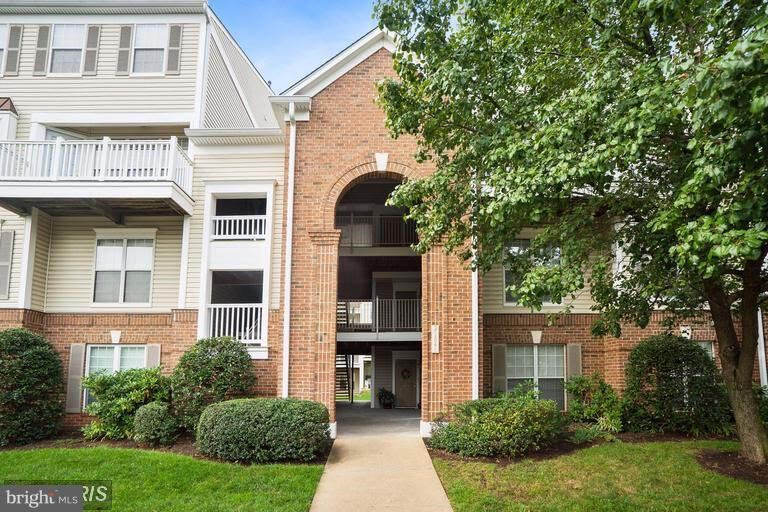 21843 Baldwin Sq, Unit 302 in Sterling, VA - Foto de edificio
