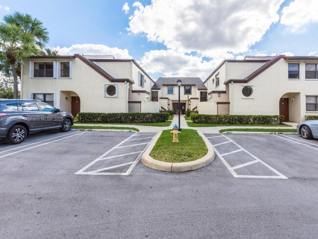 11202 Taft St in Pembroke Pines, FL - Building Photo - Building Photo