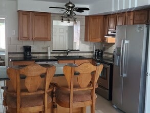2447 NE Sharp St in Jensen Beach, FL - Foto de edificio - Building Photo