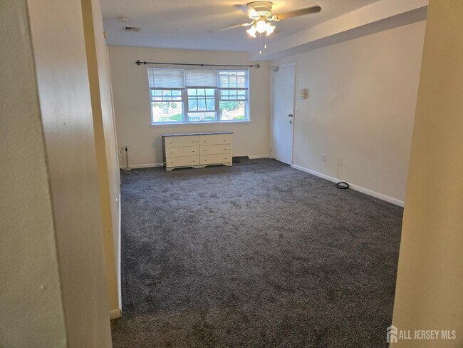 143 College Dr in Edison, NJ - Building Photo - Building Photo