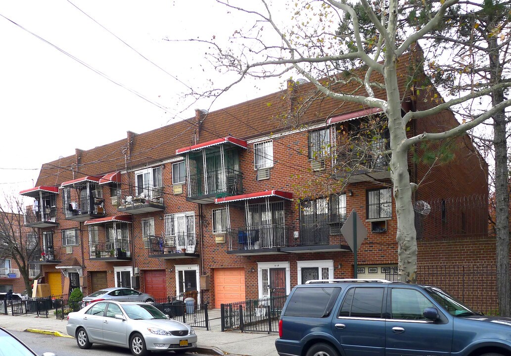 5112 90th St in Elmhurst, NY - Building Photo