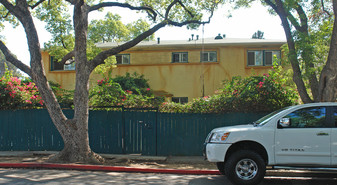 7930 Willoughby Ave in Los Angeles, CA - Foto de edificio - Building Photo