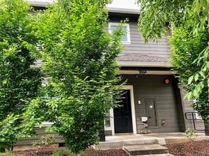7033 N Charleston Ave in Portland, OR - Building Photo - Building Photo