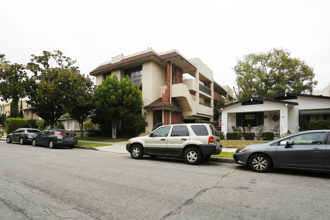 208 N Cedar St in Glendale, CA - Foto de edificio