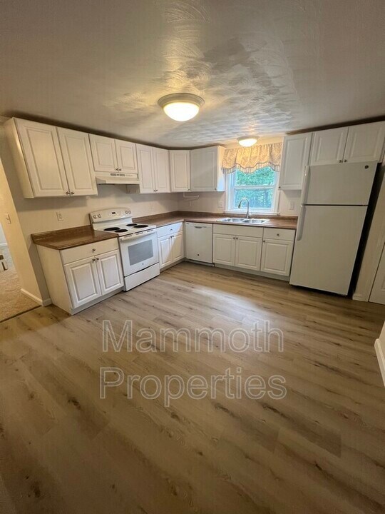 32 Concord Rd in Lee, NH - Building Photo