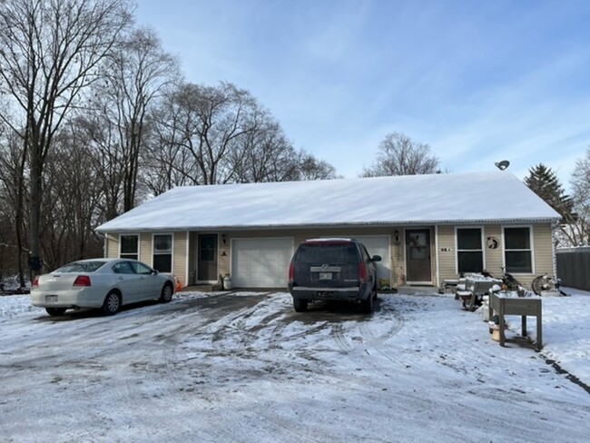 1574-1576 Crescent Dr in Beloit, WI - Building Photo - Building Photo