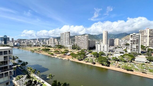 2121 Ala Wai Blvd in Honolulu, HI - Building Photo - Building Photo