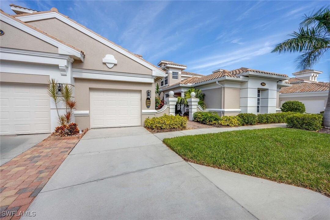 3985 Deer Crossing Ct in Naples, FL - Foto de edificio