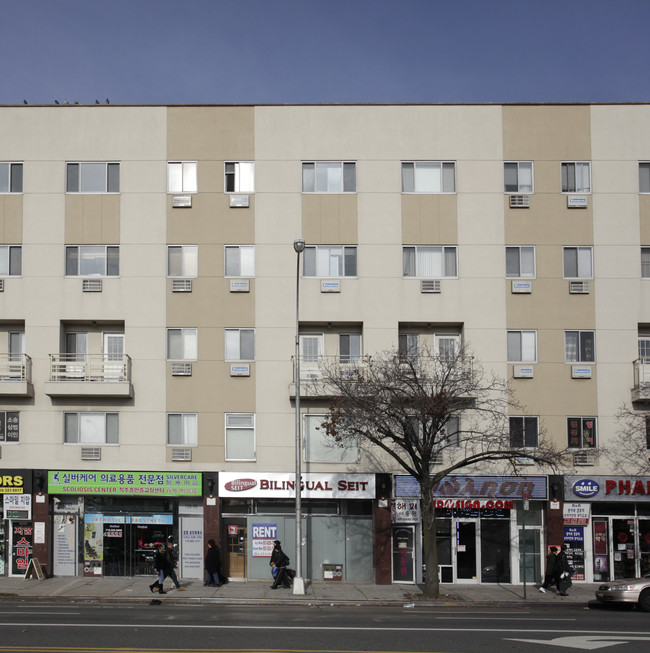 150-07 Nothern Blvd in Flushing, NY - Foto de edificio - Building Photo