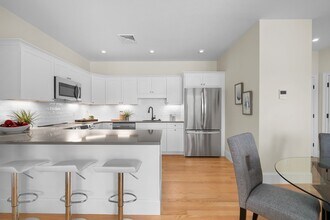 405 Lowell St, Unit #8 in Wakefield, MA - Foto de edificio - Building Photo
