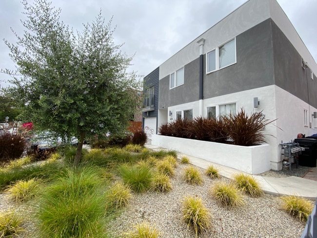 627 N Mariposa Ave