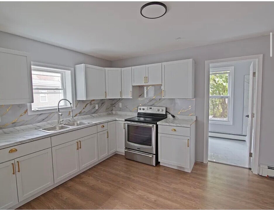 24 River Ave in Norwich, CT - Building Photo