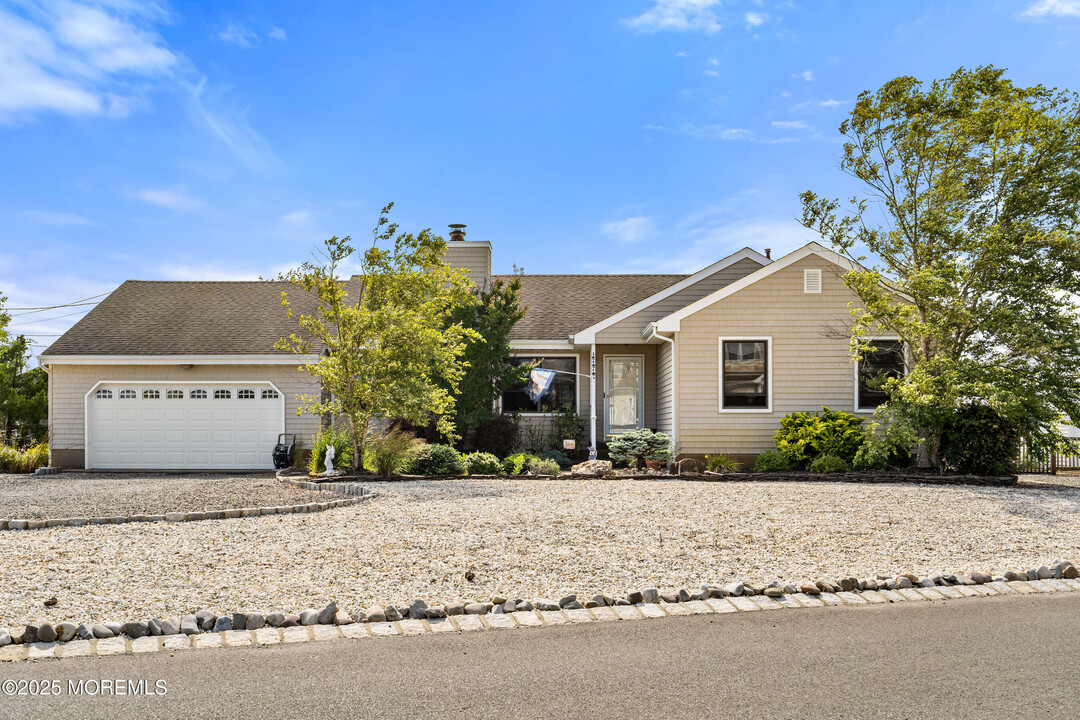 466 E Bay Ave in Barnegat Township, NJ - Building Photo
