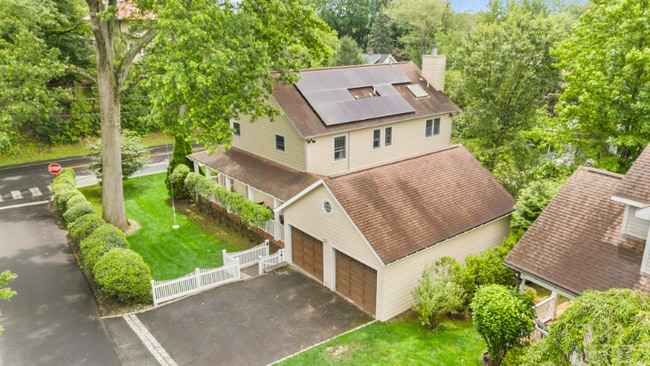 54 Sinawoy Rd in Greenwich, CT - Foto de edificio - Building Photo