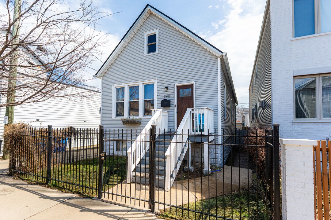 2711 W Julia Ct in Chicago, IL - Building Photo