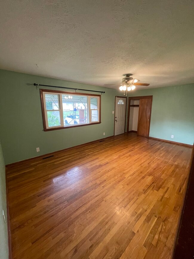 1013 Cedar St in Junction City, KS - Building Photo - Building Photo