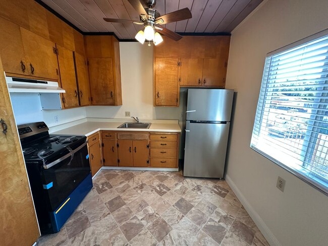 5071 Appian Way in El Sobrante, CA - Building Photo - Building Photo