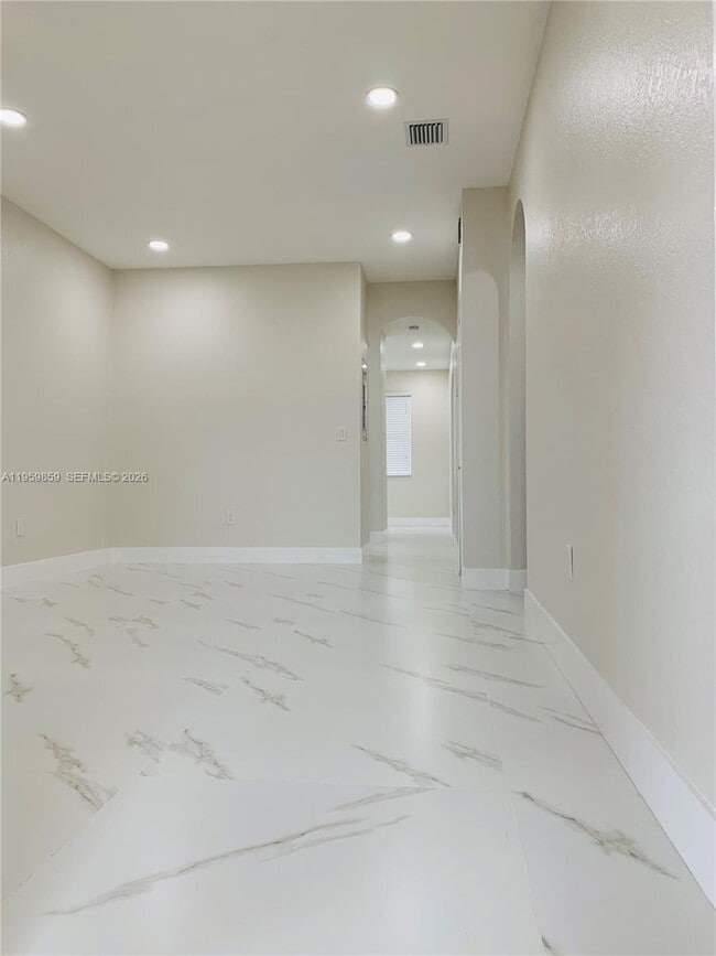 7050 NW 177th St in Hialeah, FL - Building Photo - Building Photo