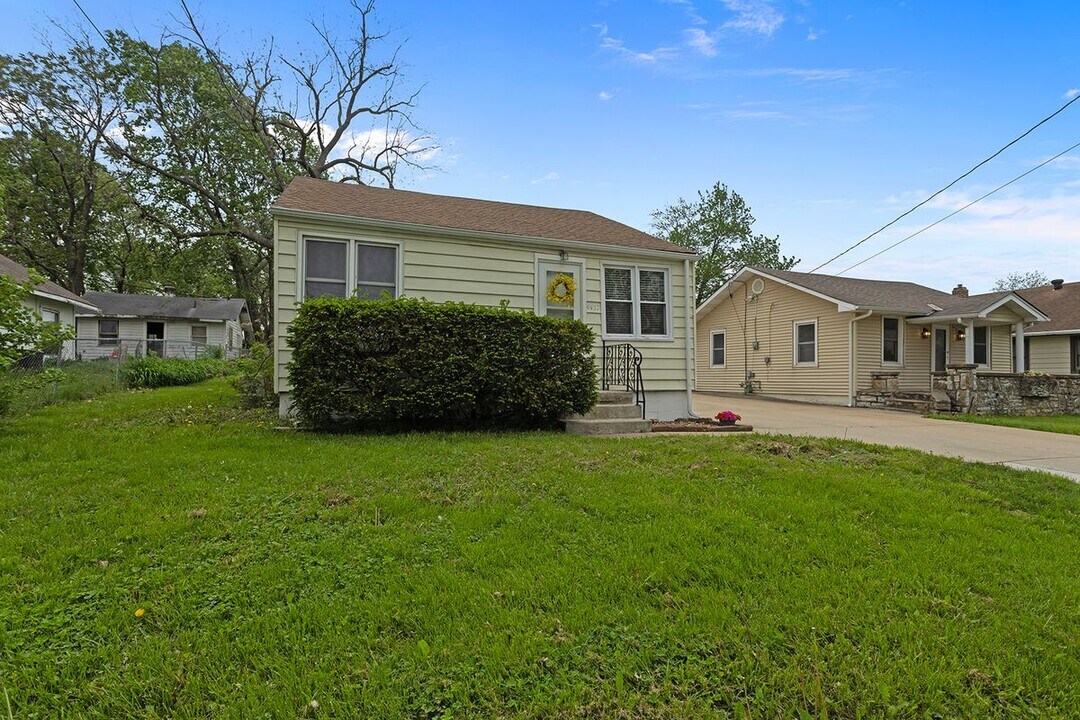 4437 N Jackson Ave in Kansas City, MO - Building Photo