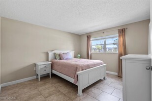 170 Turtle Lake Ct in Naples, FL - Building Photo