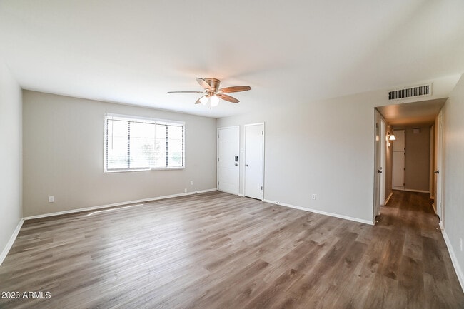 3350 W Country Gables Dr in Phoenix, AZ - Building Photo - Building Photo
