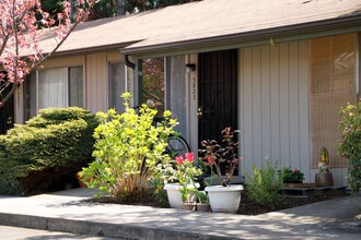 Lancaster Court Apartments in Salem, OR - Building Photo - Interior Photo