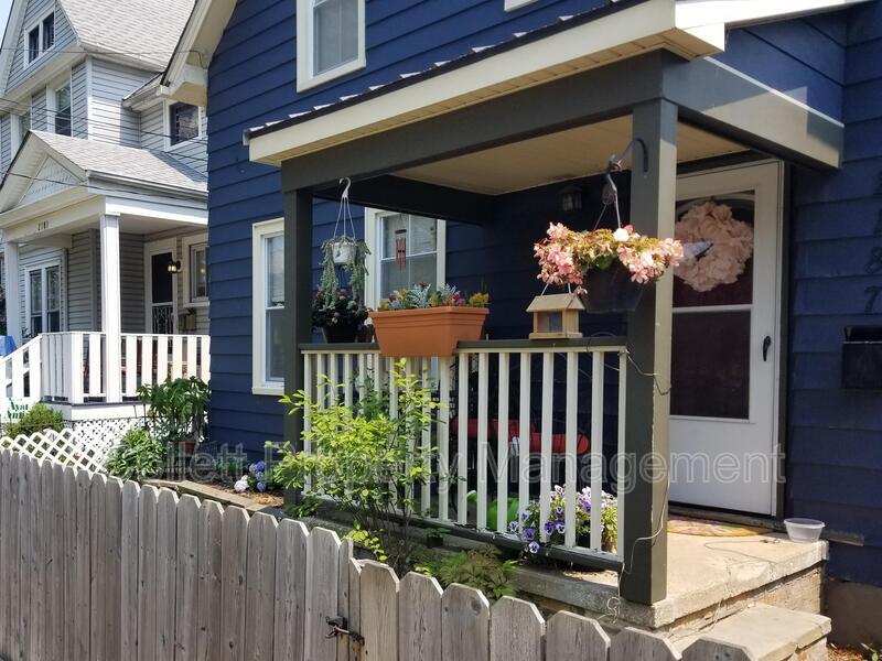 2187 W 32nd St in Cleveland, OH - Building Photo