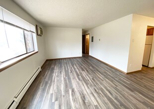 Claremont Apartments in Iowa City, IA - Building Photo - Interior Photo