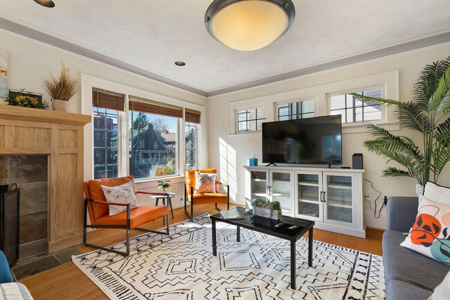 710 10th Ave E, Unit SI ID1035931P in Seattle, WA - Building Photo - Building Photo