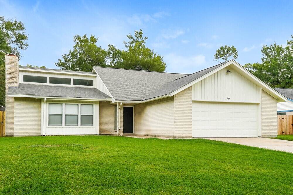 910 Companion Dr in Crosby, TX - Foto de edificio